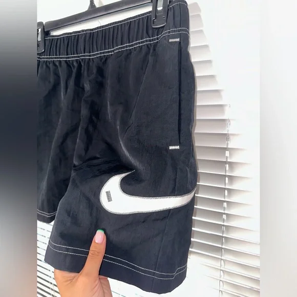 Nike Sportswear Swoosh Women's Woven High-Rise Shorts , Size: XS , Color: BLACK - Picture 4 of 7